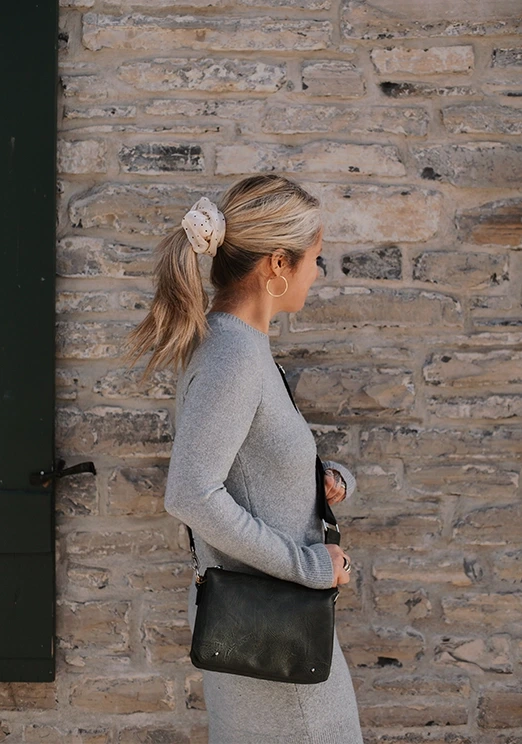 sac à bandoulière végane noir sur femme