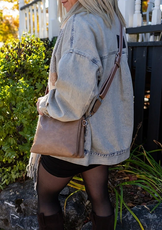 sac à bandoulière beige végane sur femme