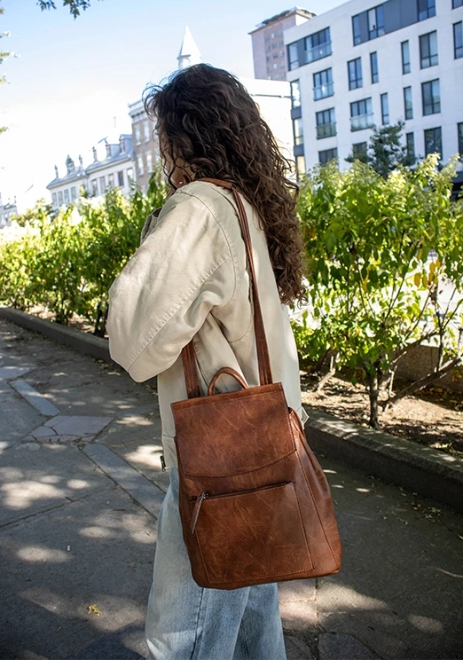 sac à dos convertible végane brun sur femme