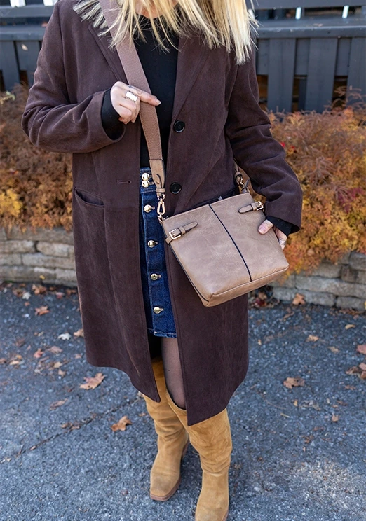 sac à bandoulière beige végane sur femme