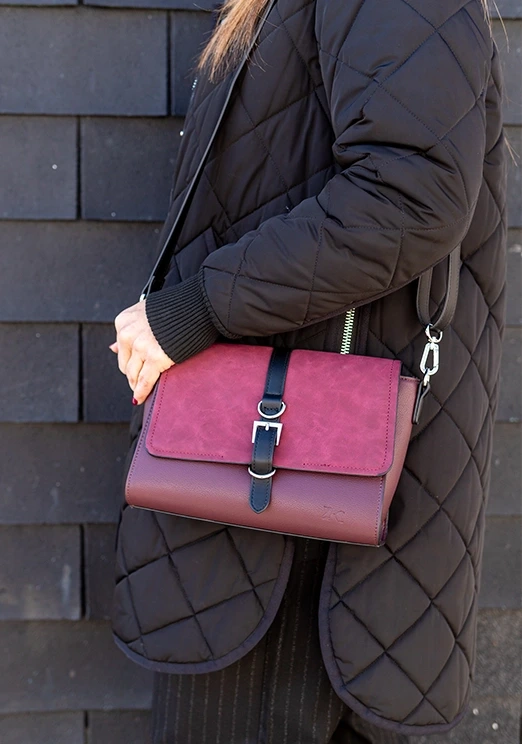 sac à bandoulière végane rouge sur femme